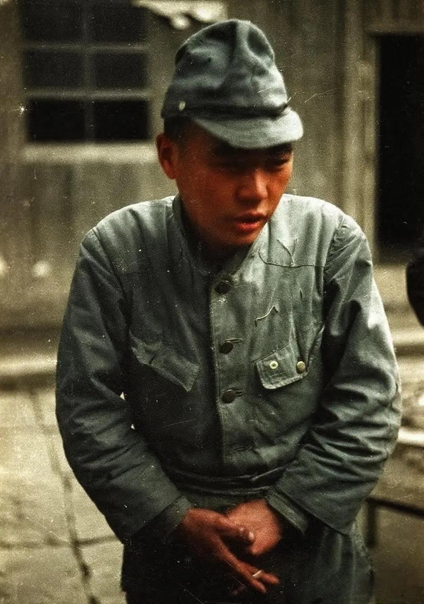 下列五张图是1943年常德会战国军对俘虏的日军进行押送和审讯。
从图一的日军神态
