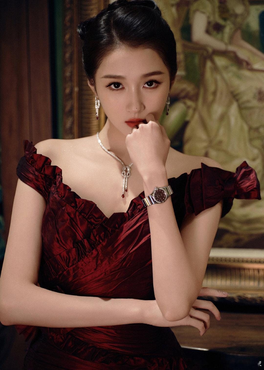 关晓彤重现千禧年代高定黄金美学关晓彤化身乱世佳人前脚刚拿下 Elie Saab 