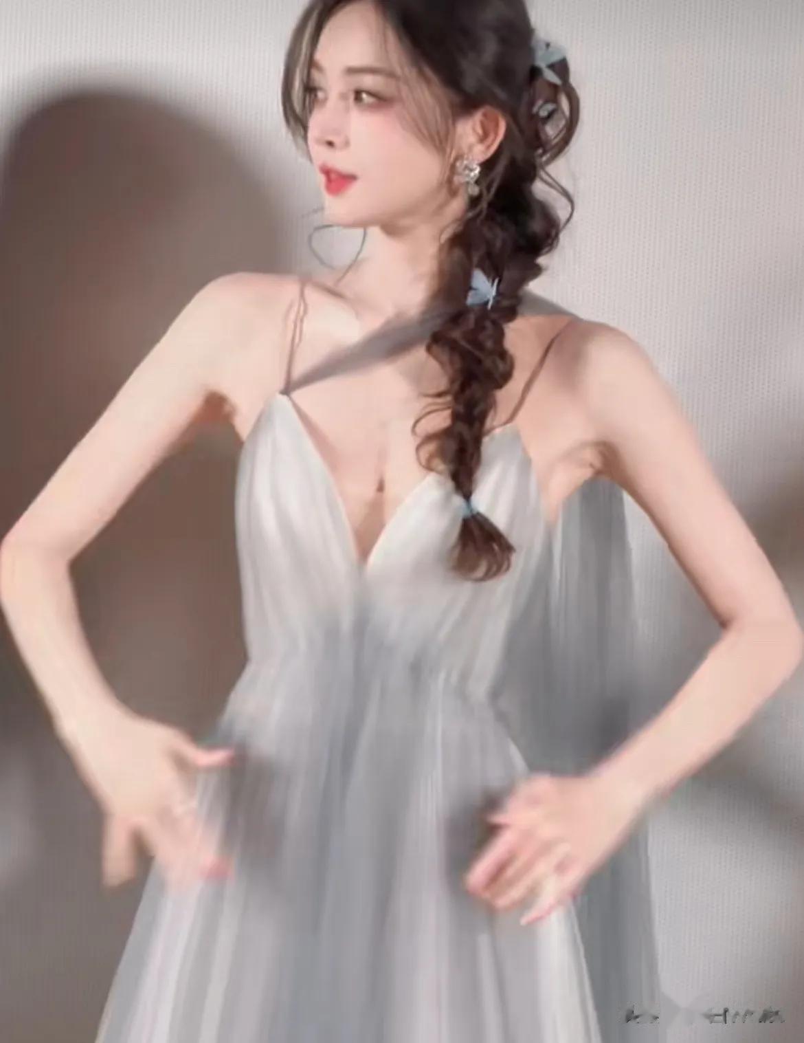 娜扎的反应速度真快。
娜扎一定要稳住啊，这在1月5日这天，古力娜扎在跳舞的期间，