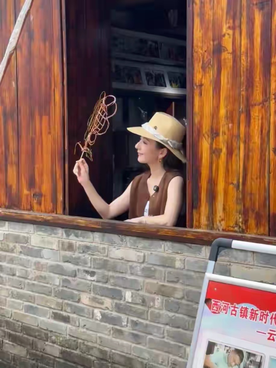 有网友在安徽，偶遇天王嫂方媛，旁边有摄影师，估计这是在拍摄 