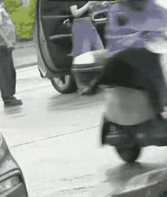 女子自取其辱，以为自己高人一等，无竭白事，下车就踢保安一脚，如果没说错的话。这个
