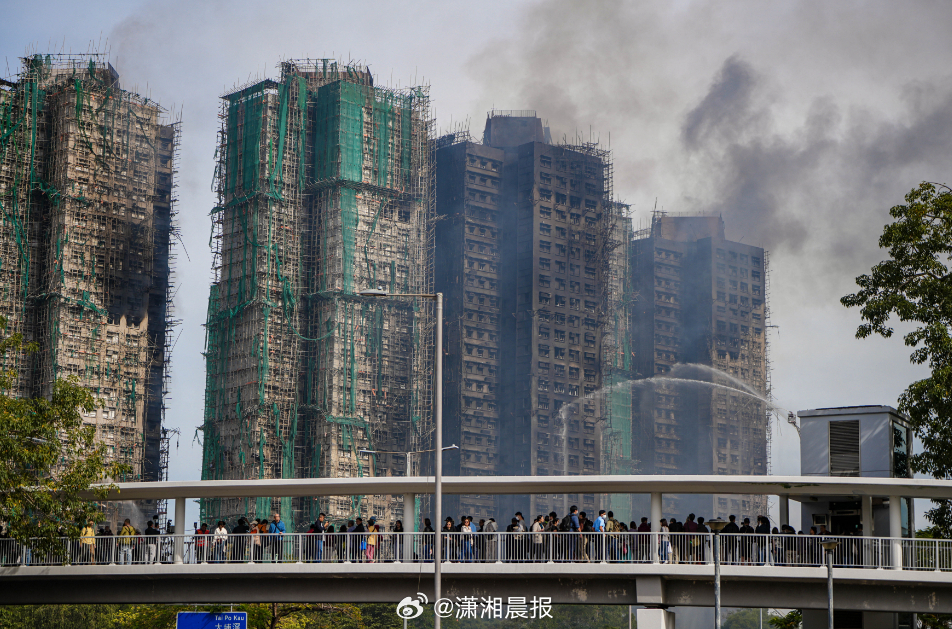 #香港大埔火灾现场图#【#记者直击香港大埔火灾现场#，市民自发筹集物资协助救援，