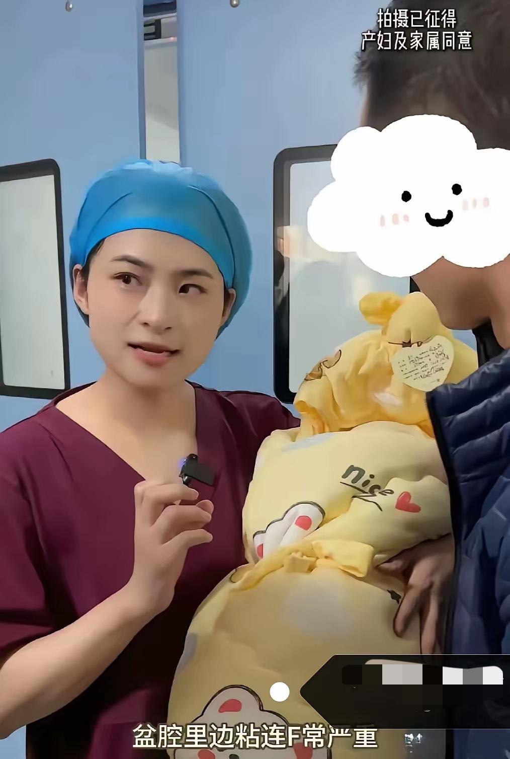 最美护士，这护士火了！河南一44岁宝妈生两女后，又生下第三个女儿。谁知护士抱着宝