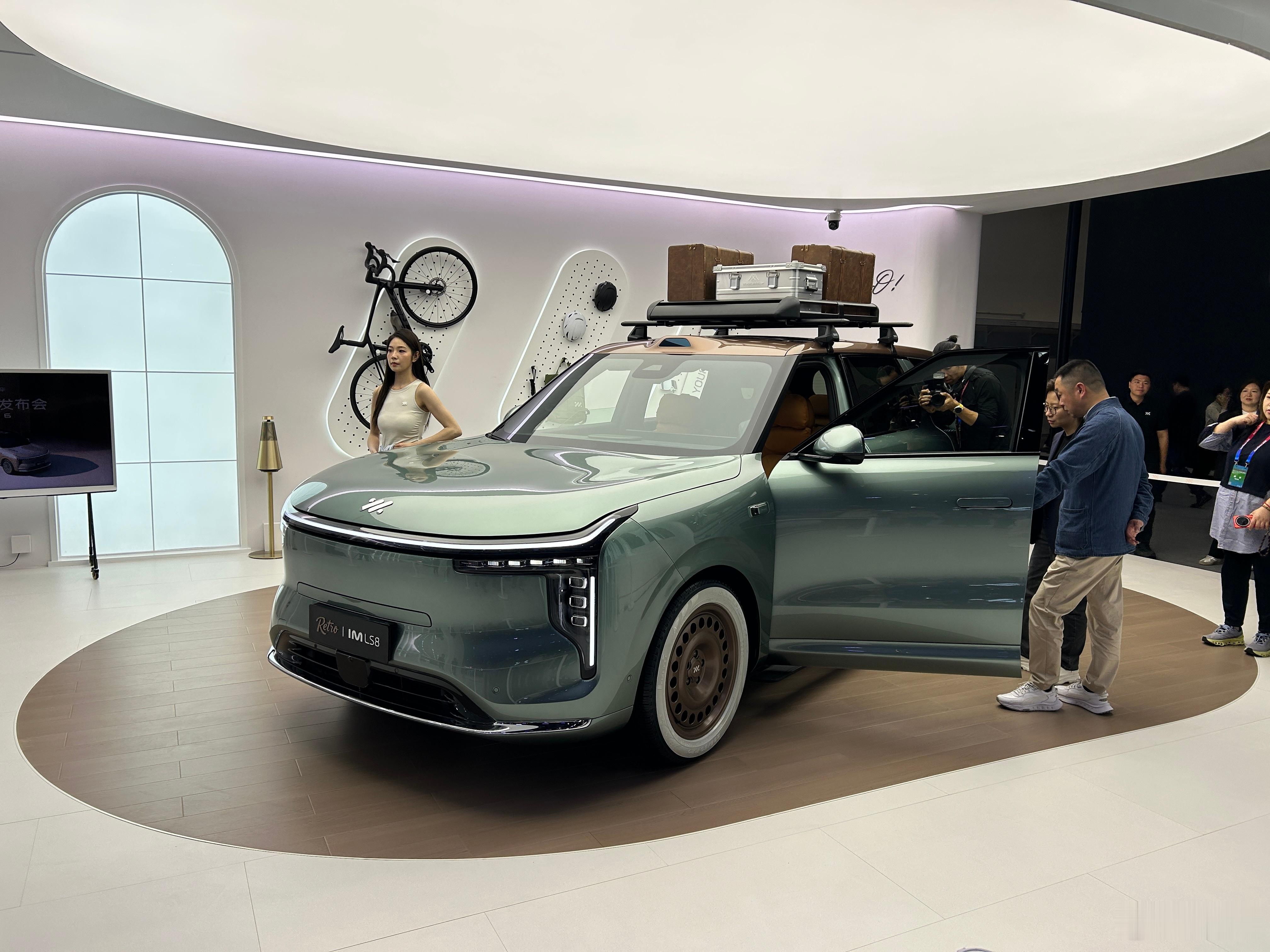 智己展台的 C 位是智己LS8，25W 的价位配置直接拉满。除了超大空间，还有全