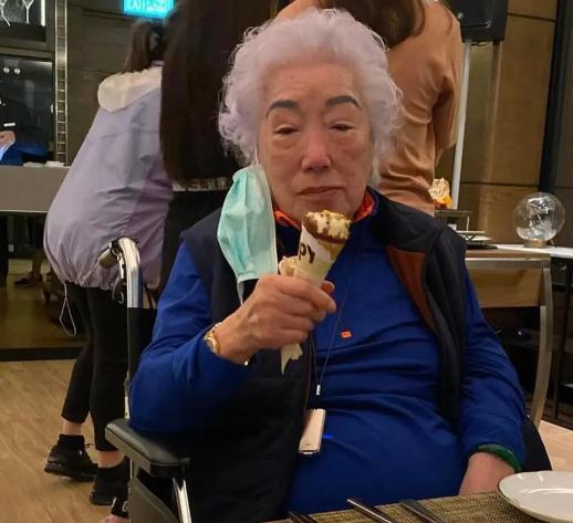 101岁余宝珠，雪茄配炸鸡，林家聚会，她叼着高希霸世纪系列雪茄，面前摆着肯德基全