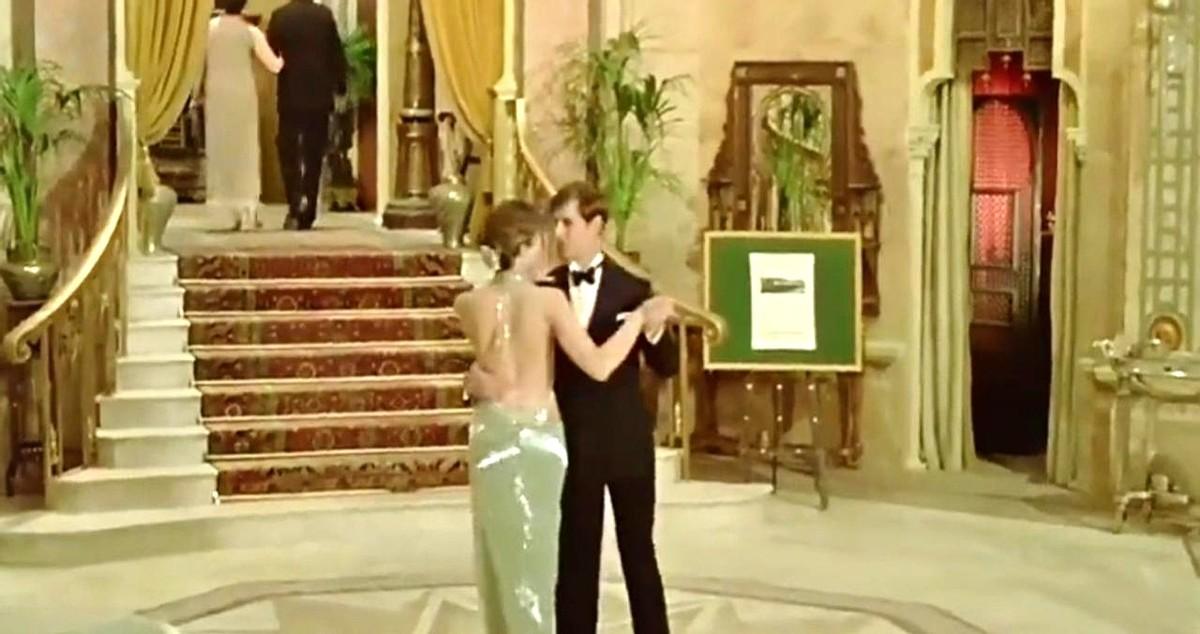 一套衣服，真能让人动了杀心！

老版《尼罗河上的惨案》里，那件祖母绿礼服就是导火