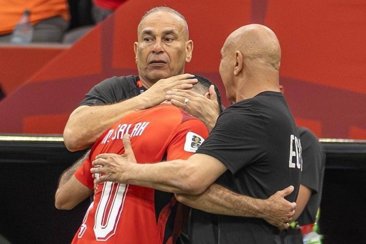 埃及领队易卜拉欣·哈桑在接受采访时怒喷判罚：裁判威胁我们，FIFA官员竟庆祝阿根