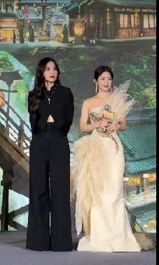 虽然曾黎个子高，但是赵丽颖绝对没有瑜。

还有网友们调侃，怎么看 怎么像是大小姐