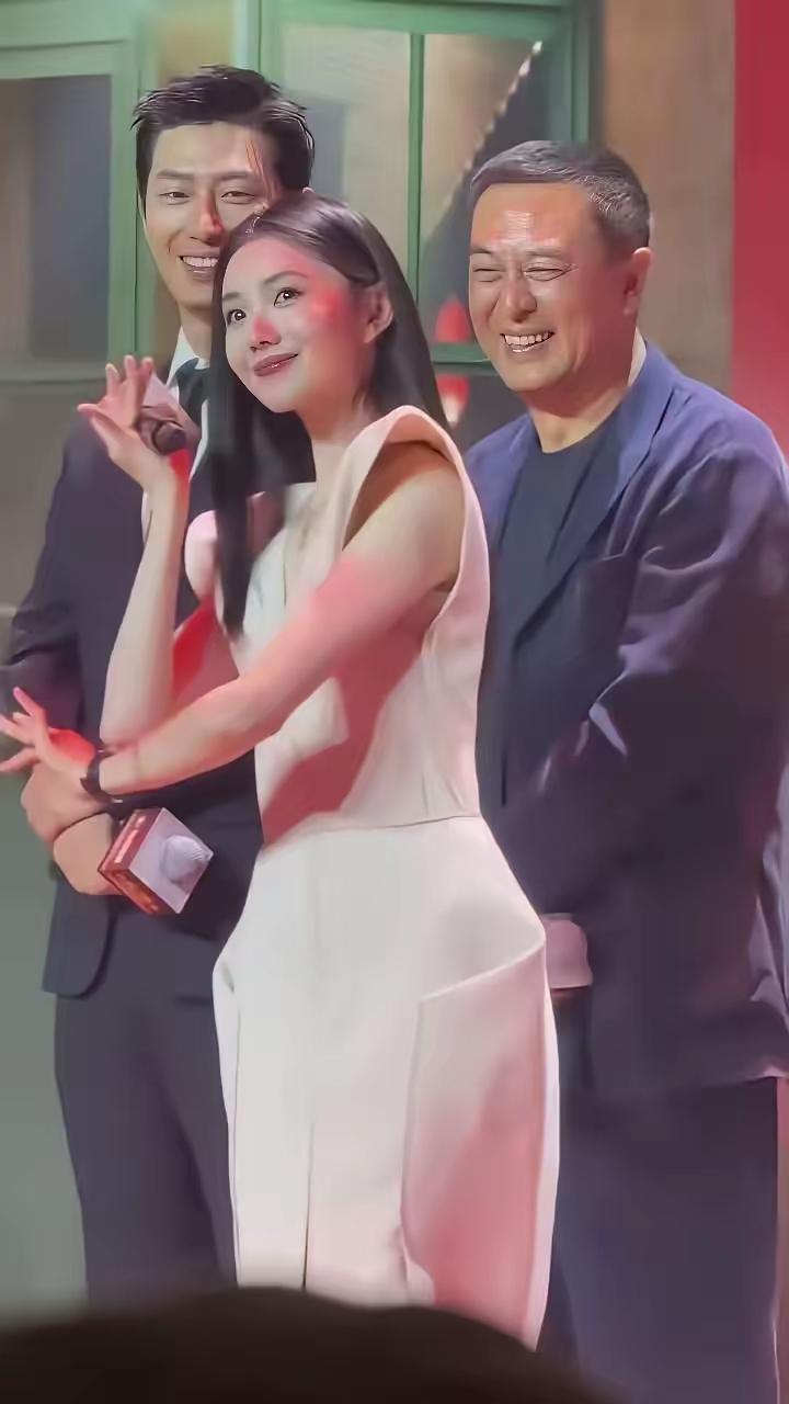 韩沛颖的同学出来爆猛料！原来韩沛颖在学校就已经很疯了，不仅跟全班对着干，手腕上还