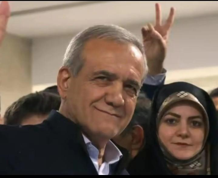 伊朗总统佩泽希齐扬和他的女儿，这对父女长得真像，父女俩同框好有爱。