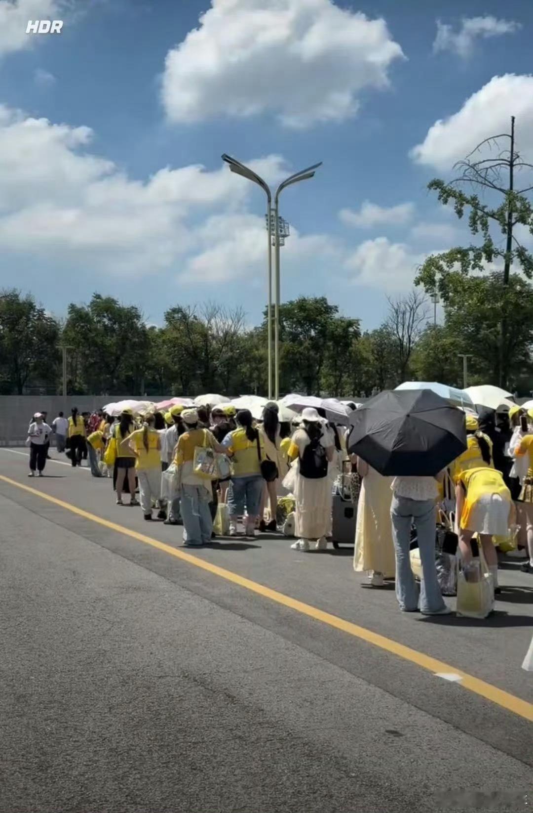 朱志鑫二周年演唱会场外人气朱志鑫演唱会场外人气未开演先火，场外人气实力佐证朱志鑫