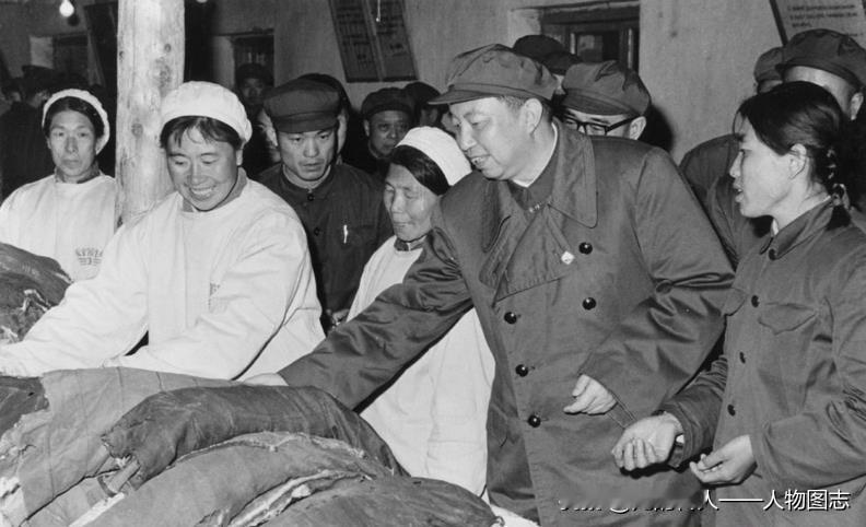 1977年4月19日，华国锋视察体现大庆艰苦奋斗、勤俭节约精神的缝补厂时，高兴地