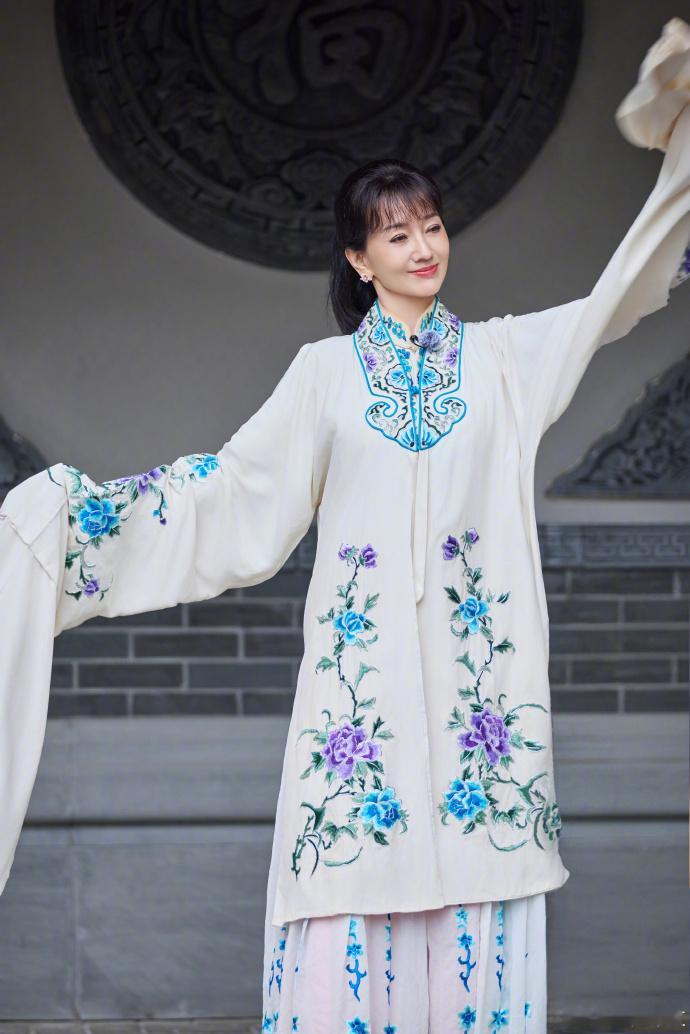 赵雅芝水袖古典美人赵雅芝戏曲温婉气质赵雅芝这身戏曲戏服好雅致，轻扬水袖满是古典温