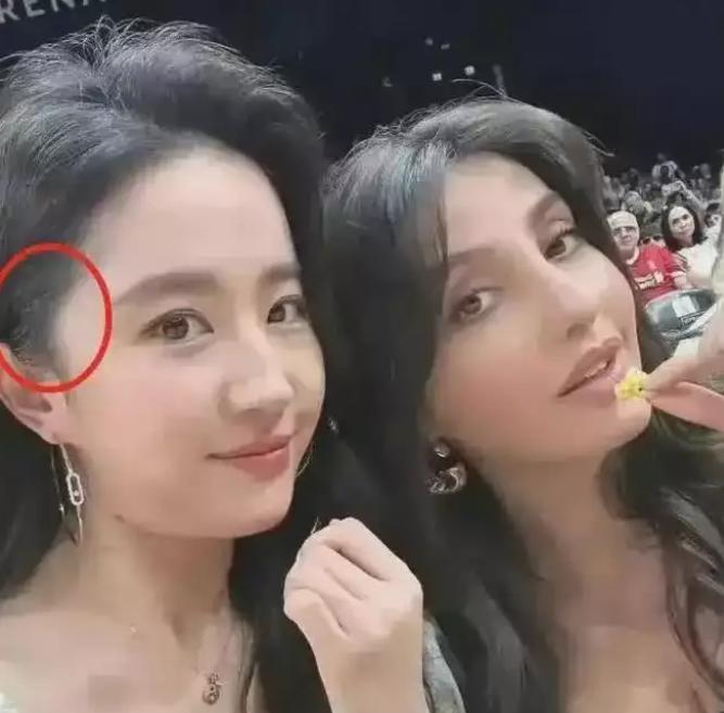 近日，四十岁的娱乐女神刘亦菲晒出一张近照。从画面上看，刘亦菲虽仍保持着玲珑有致的