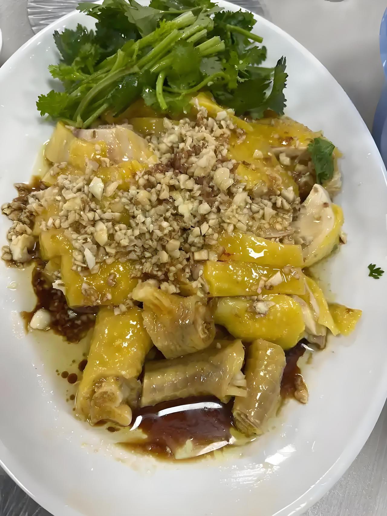 地方美食从来没有统一的评判标准，化州人偏爱香油鸡的香嫩，高州人认准盐焗鸡的咸香，