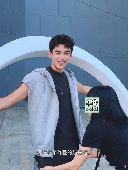 吴磊反复插兜失败 笑不活了！吴磊每次插兜失败后的小表情真的太可爱了啊！吴磊：没事