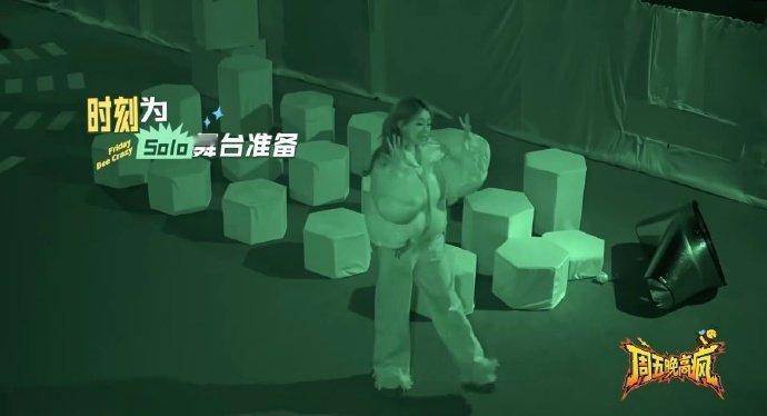 祝绪丹跳的不是初雪是求生欲 祝绪丹跳的不是初雪是求生欲，原地一边给自己唱bgm一