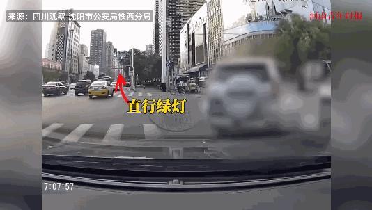 “这下后悔了吧！”8月11日，辽宁沈阳，一男子在驾车右转时，另一位骑自行车的男子