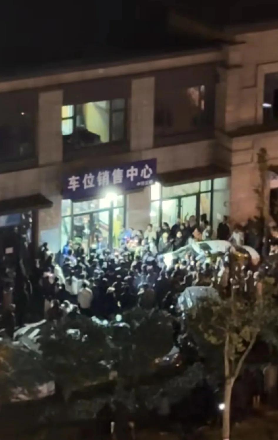 即墨区中交中央公元三期的业主们因为地下车位的问题集体来到售楼处讨说法！中交三期买