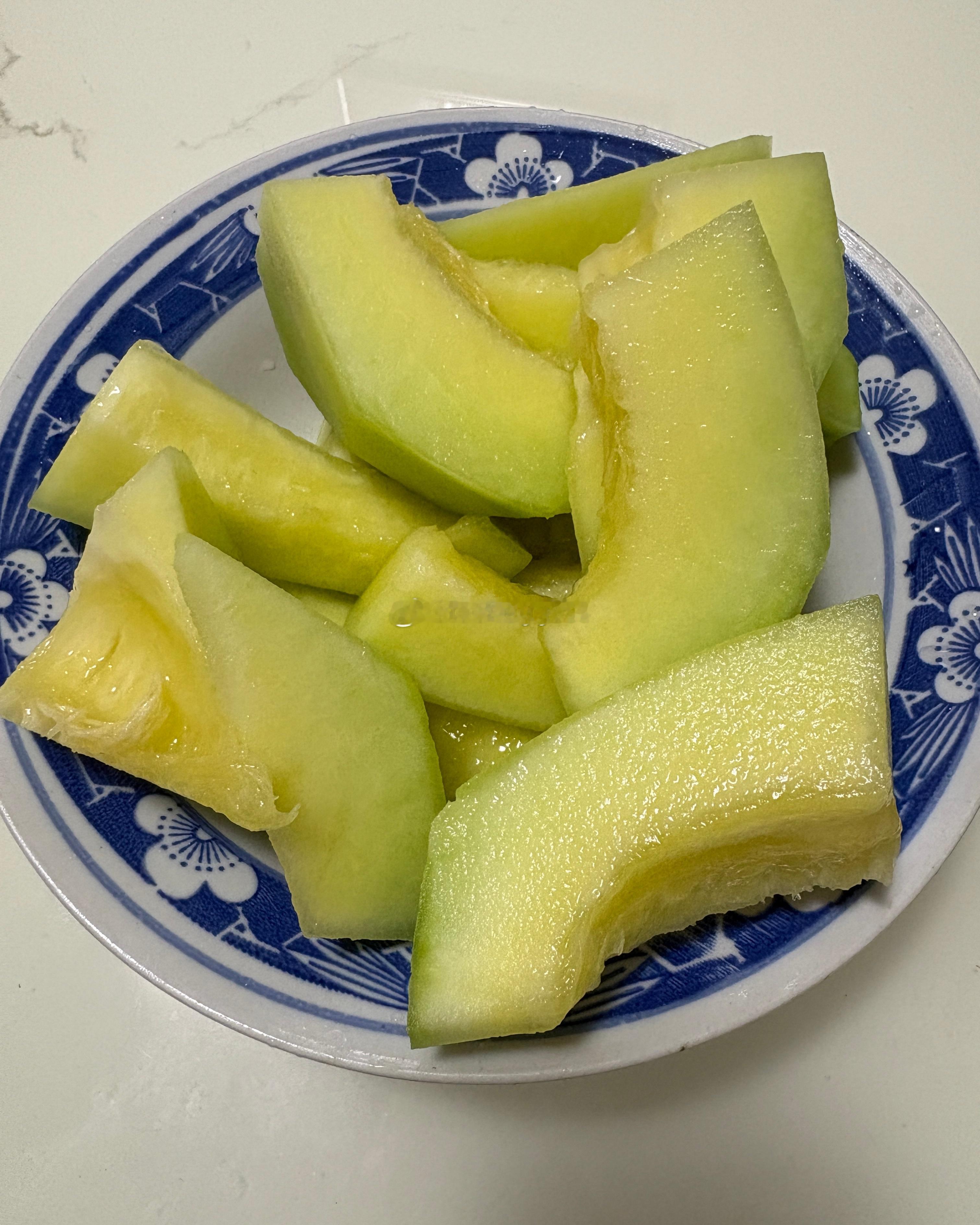 吃点饭后水果这个蓝色花纹的高脚碗 也是很有南通特色的可能岁数比我还大～ 