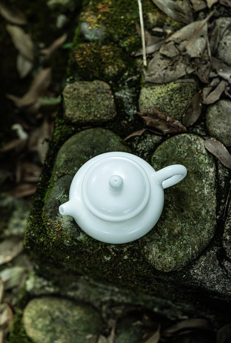 “人不吃暗亏，天不养闲福”
从道家讲，任何一段关系崩塌，都是从一个人贪得太顺手开