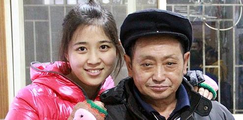 1990年，重庆36岁光棍捡到了一个女婴，不舍吃不舍喝将女孩养大，谁知，养女成年