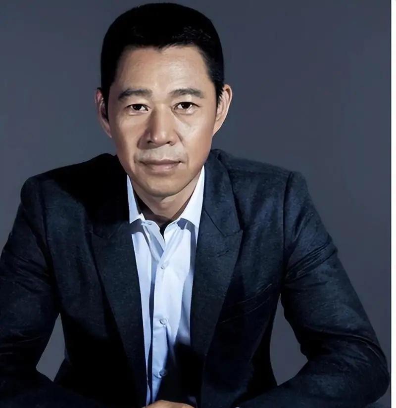 张丰毅说，这辈子。
我心里藏着最大的遗憾。
就是当年，没有去参加我儿子的婚礼。