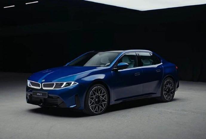 全新宝马i3实车图来了！说真的，第一眼看这前脸有点懵。
经典双肾造型与大灯融为一