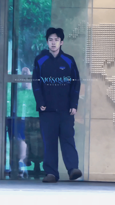 4.10日，头哥这萌萌的表情，还有这翘起的头发，
有一种刚从被窝薅起来就上训的赶