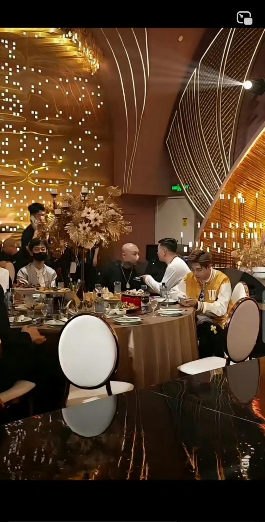 摄影师镜头扫了一下戴口罩的祁天道，崔阿扎直播间直接违规被关闭！ ​​​