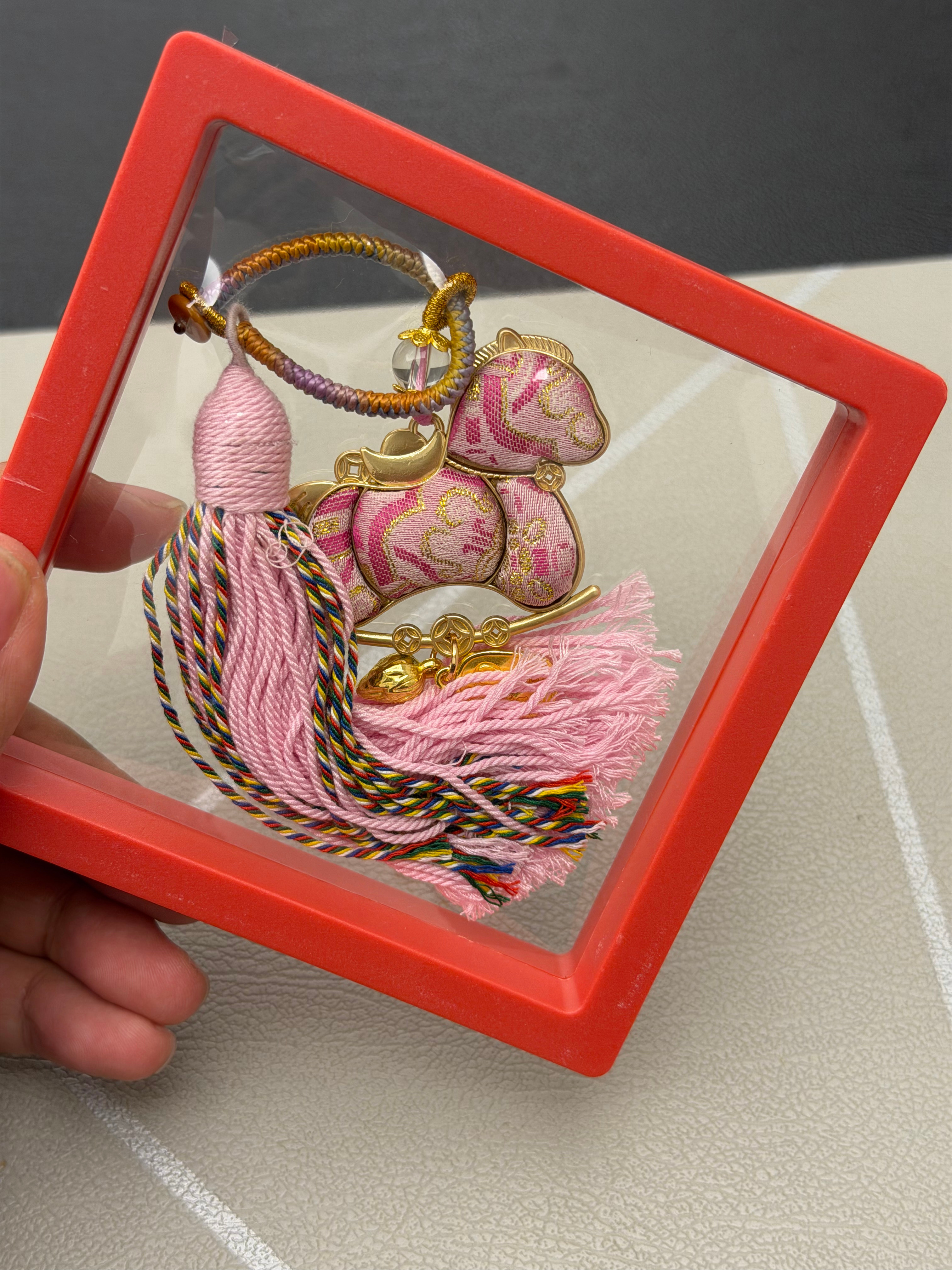 大家情人节收到什么礼物了？我的一个已婚男性朋友送我了一个2026马年限定的非遗宋