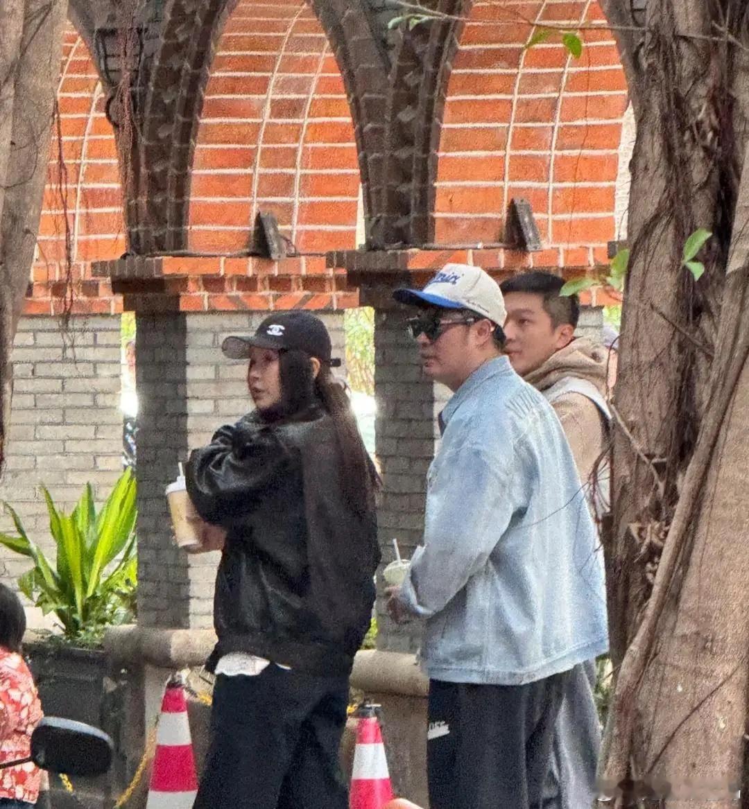 陈赫带家人回福州老家过年，他和老婆张子萱一起逛集市，夫妻俩挽着手，看起来好恩爱啊