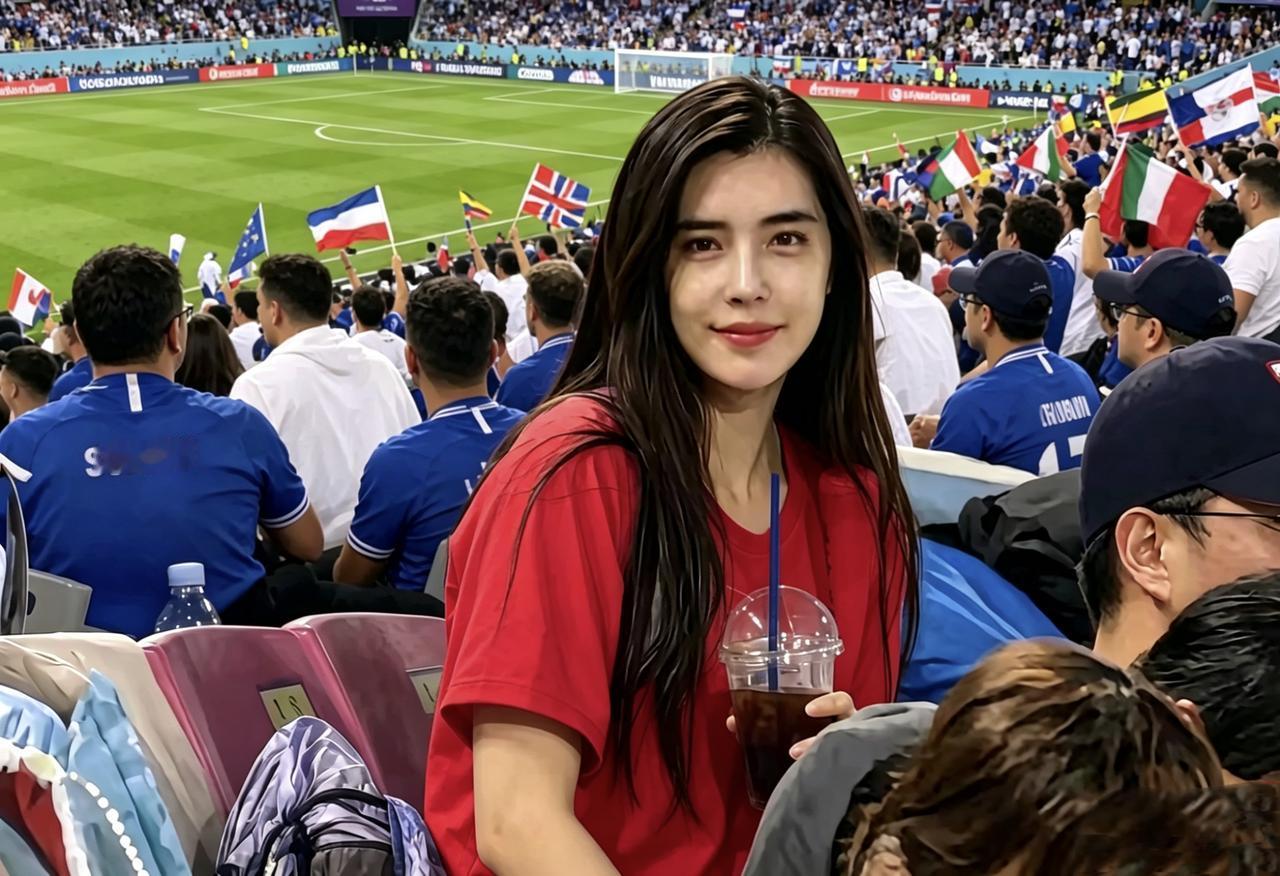 万绿丛中一点红，世界杯看台上发现好似人美心善不忘本的王祖兰！