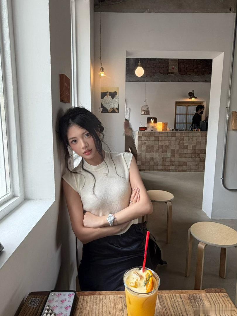 其实今天本来想学jennie上面配的是一个和裙子同材质的粉色吊带，芯片不让穿，硬