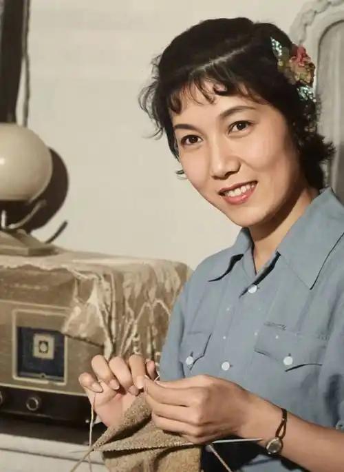 曾经红遍全国的评剧皇后新凤霞，万万没有想到，彻底断送自己演艺生涯，摧毁自己后半生