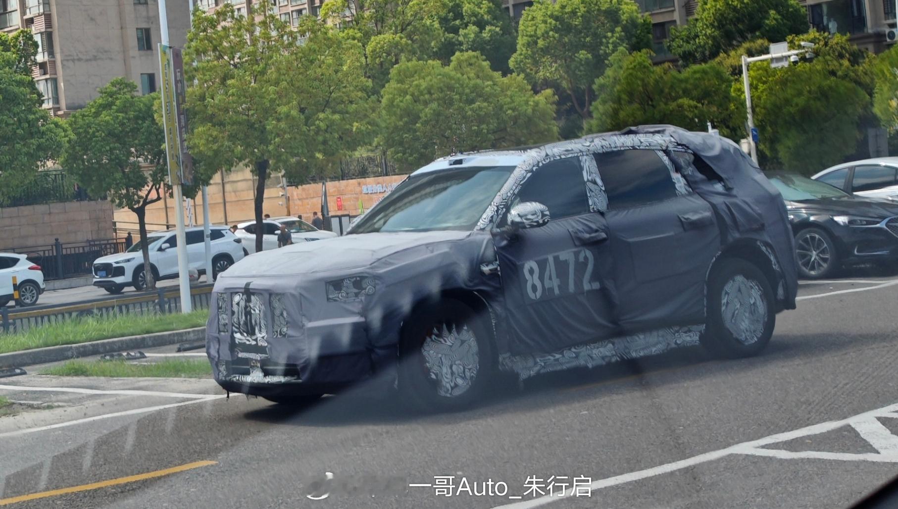 全新极氪8X的谍照图被曝光整车的车头看着有点长轮毂设计也挺好看的新车预计将于明年