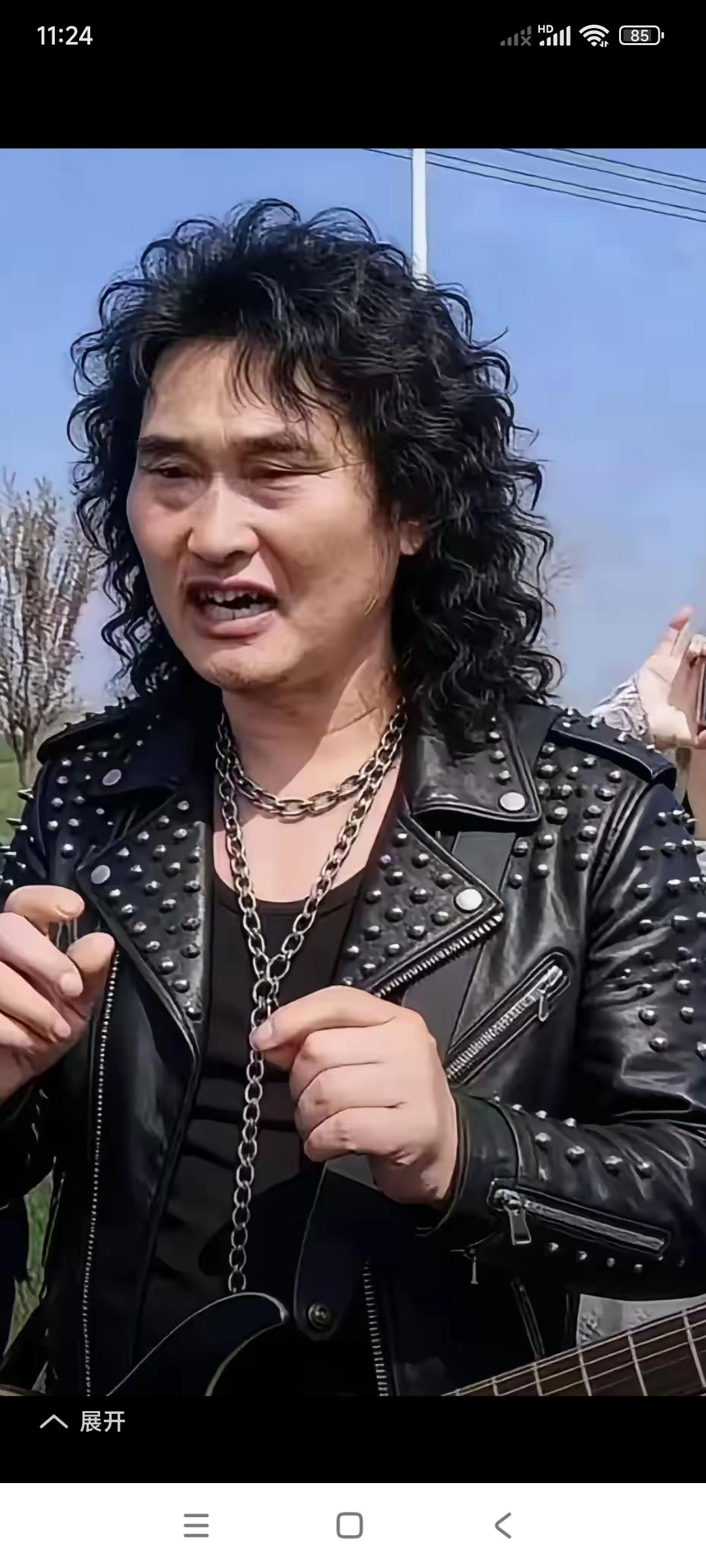 大衣哥朱之文，这是什么造型啊？

脖子上挂的是金链子啊，还是铁链子啊？

如果是