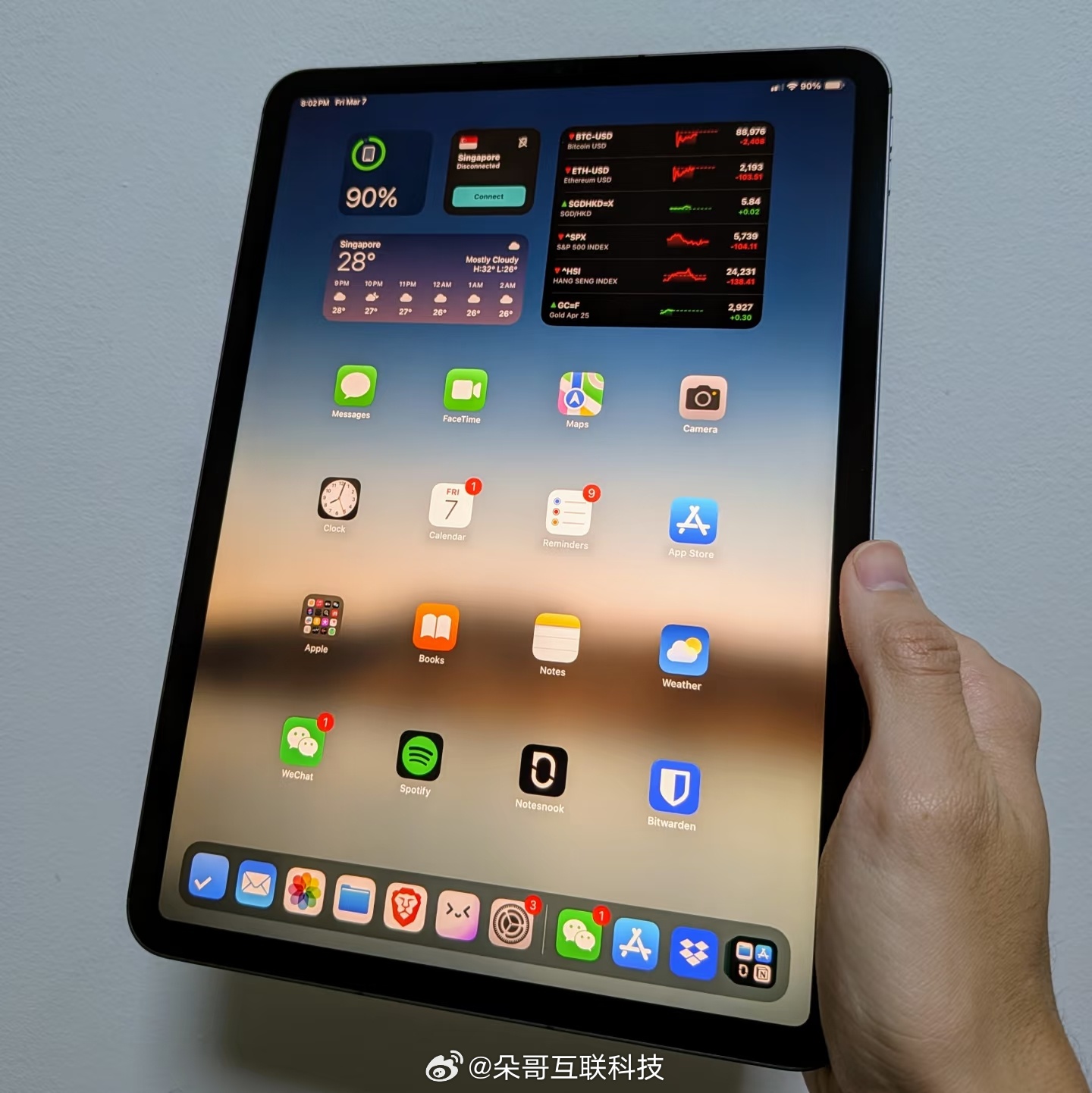 估计很多人不理解iPad Pro配置都这么强了为什么屏幕边框还这么宽？因为大多数
