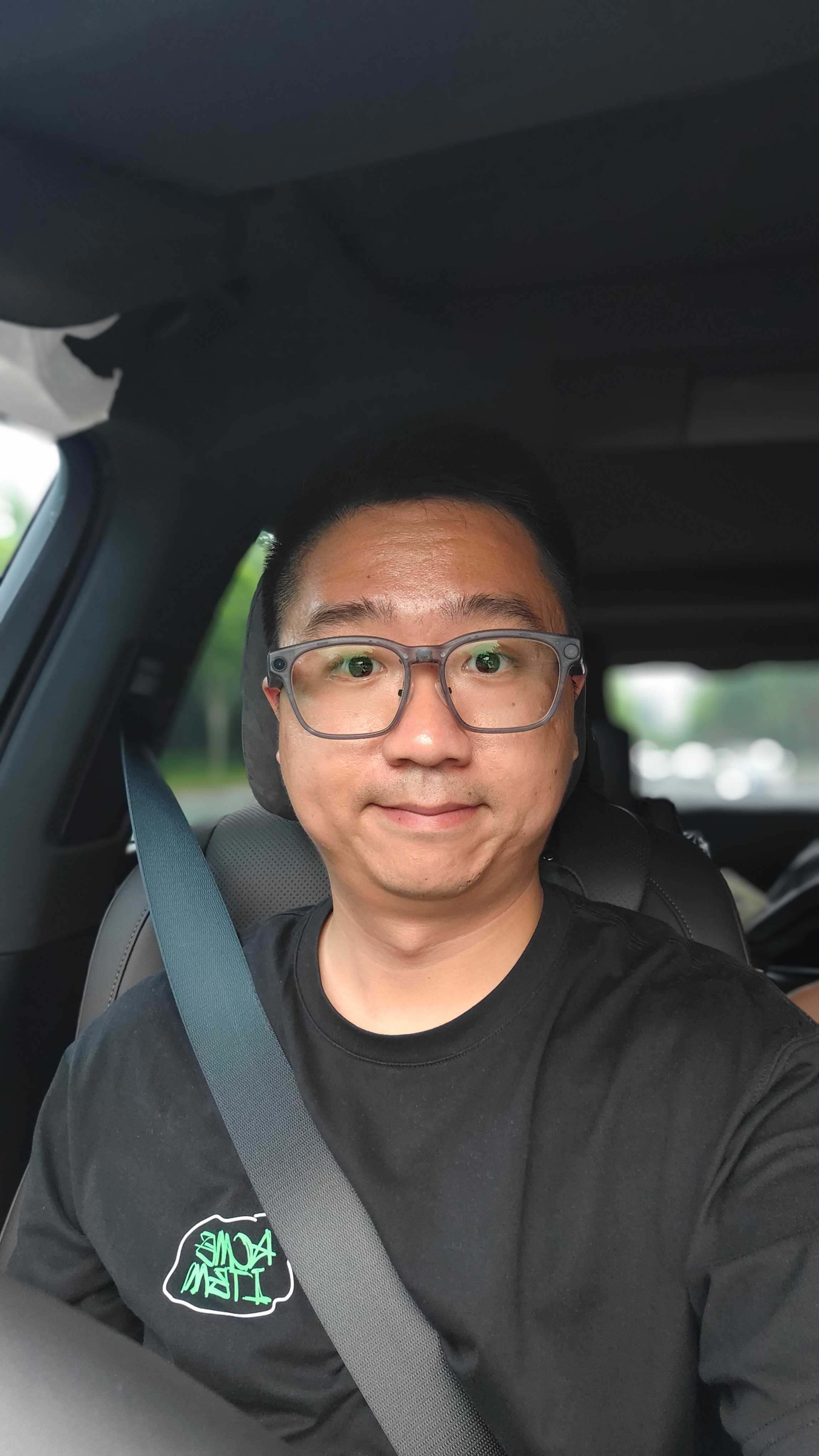 前两天用砂纸把理想Livis眼镜的镜腿的部分打磨了一下，这两天戴感觉舒服多了。出
