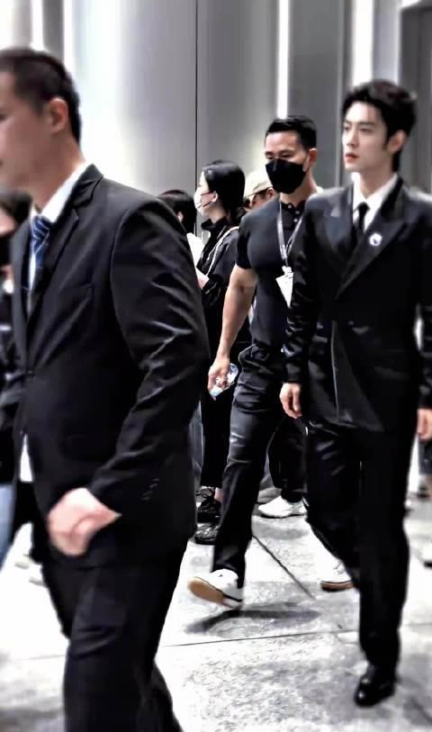 GUCCI全球代言人肖战一日两套奢牌超季礼服接连亮相，发布仅三天就立马送来国内给