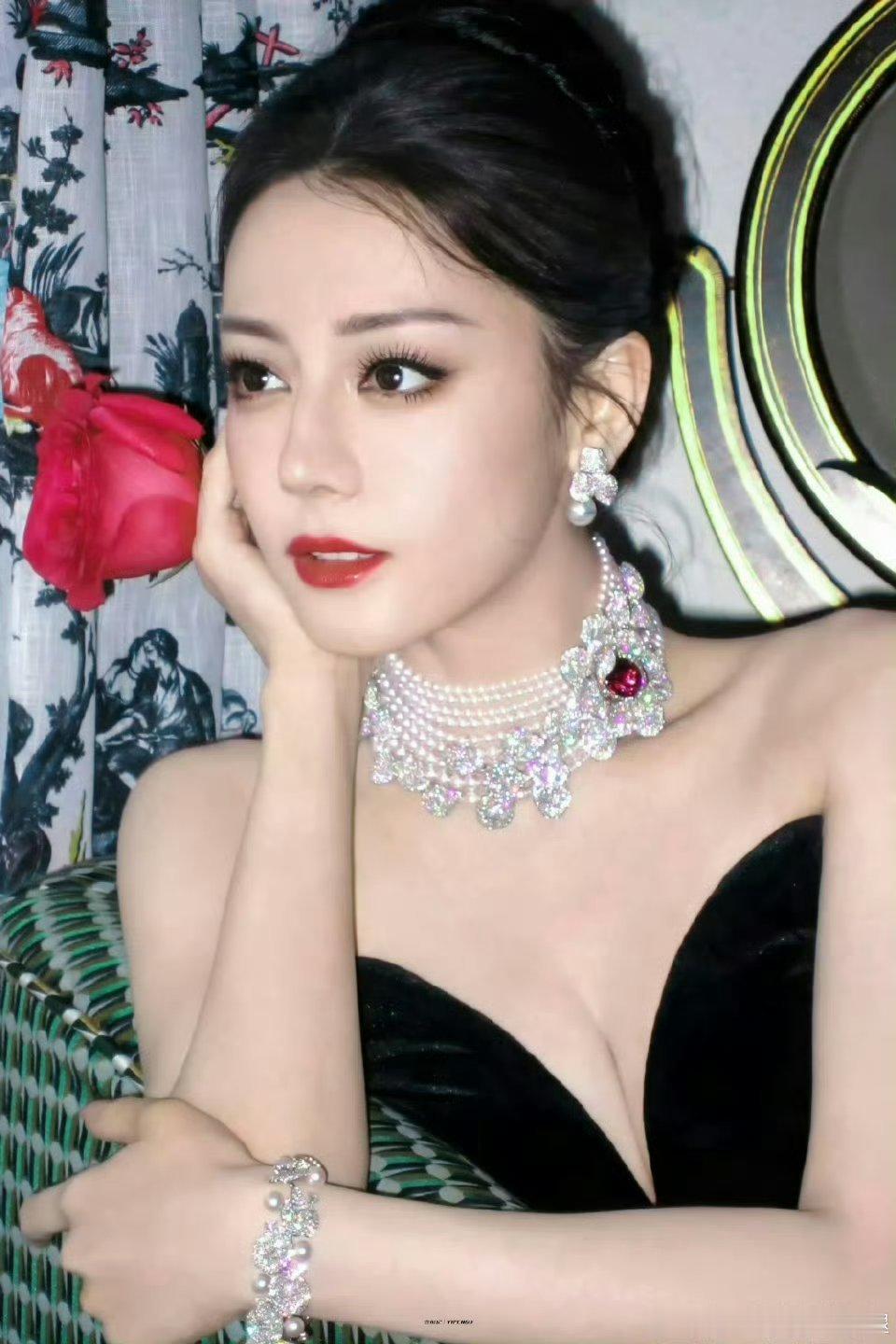 迪丽热巴不参加微博之夜！！！！ 红毯美神不来了好遗憾啊