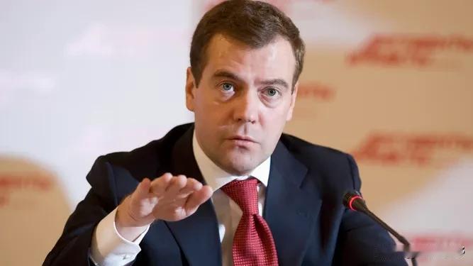 彻底决裂了！
俄罗斯安全会议副主席梅德韦杰夫公开表示，有情报显示英国和法国想提供