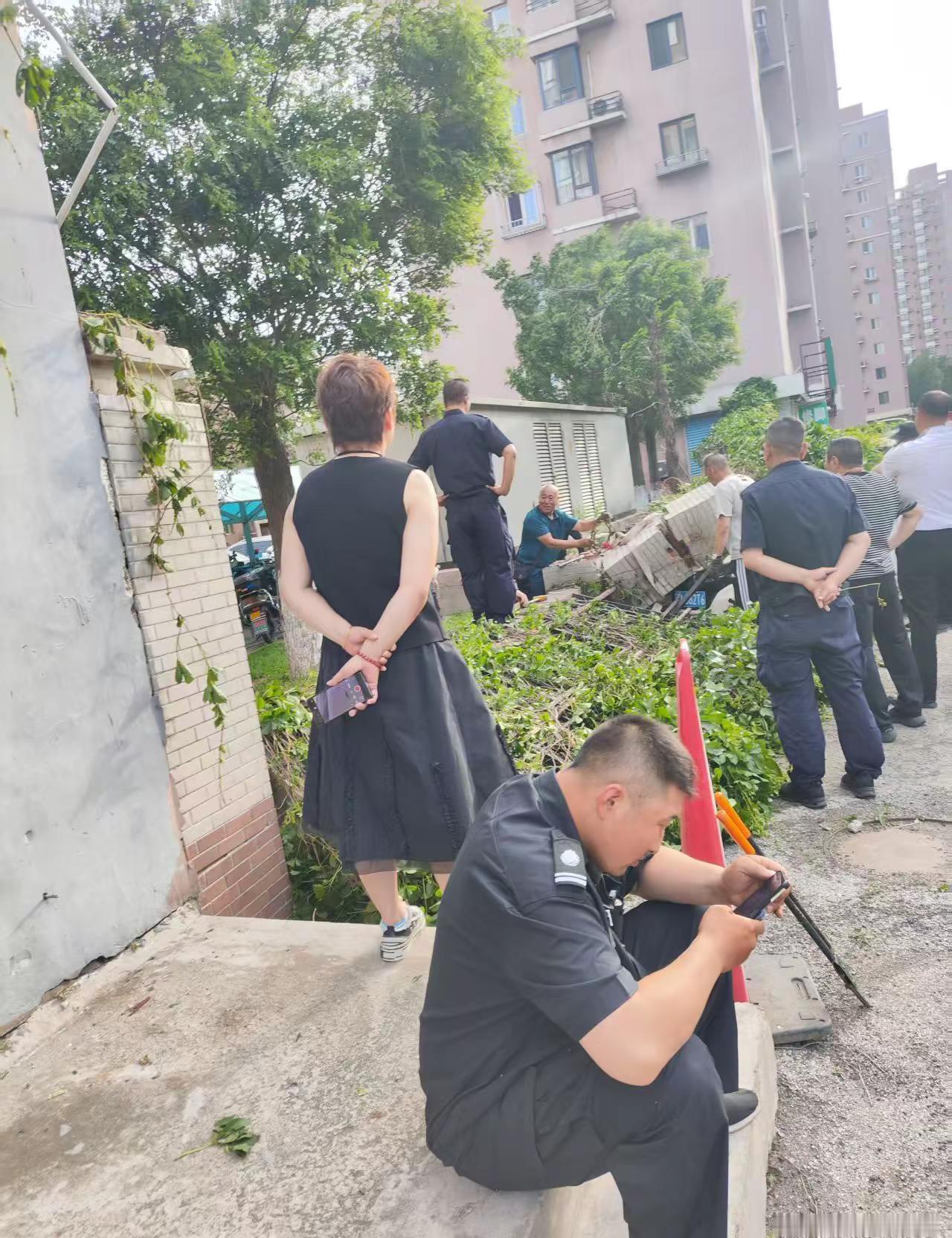 沈阳大风惹祸！小区围墙突然倒塌砸中车辆⚠️5月31日沈阳遭遇强大风天气，居民区一