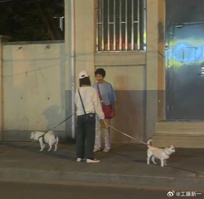 #搞笑#像极了小时候苦等我妈跟邻居聊完天的样子 ​​​