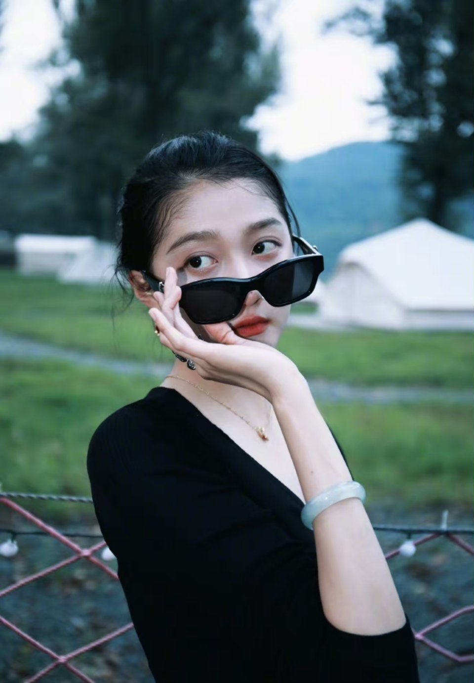 关晓彤为什么就不能剃一下胎毛  如果额头宽大，留着胎毛遮一下完全没问题，但她现在