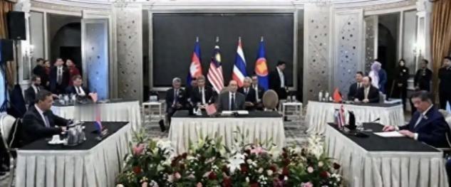 中国罕见追究两个东南亚小国，要他们澄清与美国在一起谈了什么。要说美国自从APEC