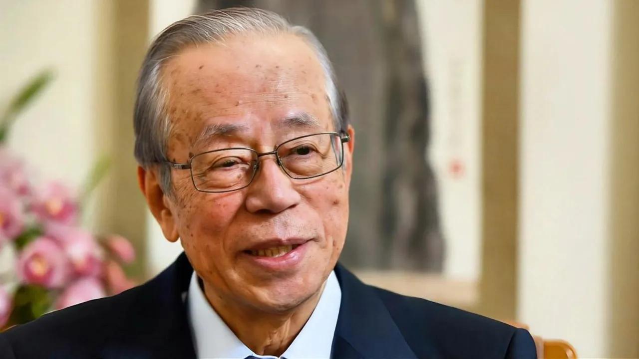 日本面临着两条截然不同的发展道路。其一，效仿德国的勃兰特，真诚就二战期间的罪行道