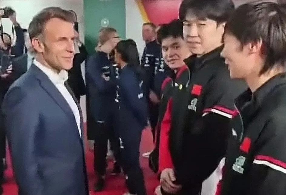 马克龙拿起球拍了。
球在桌上弹了三下。
那一刻，比任何外交辞令都真。
这是场面，