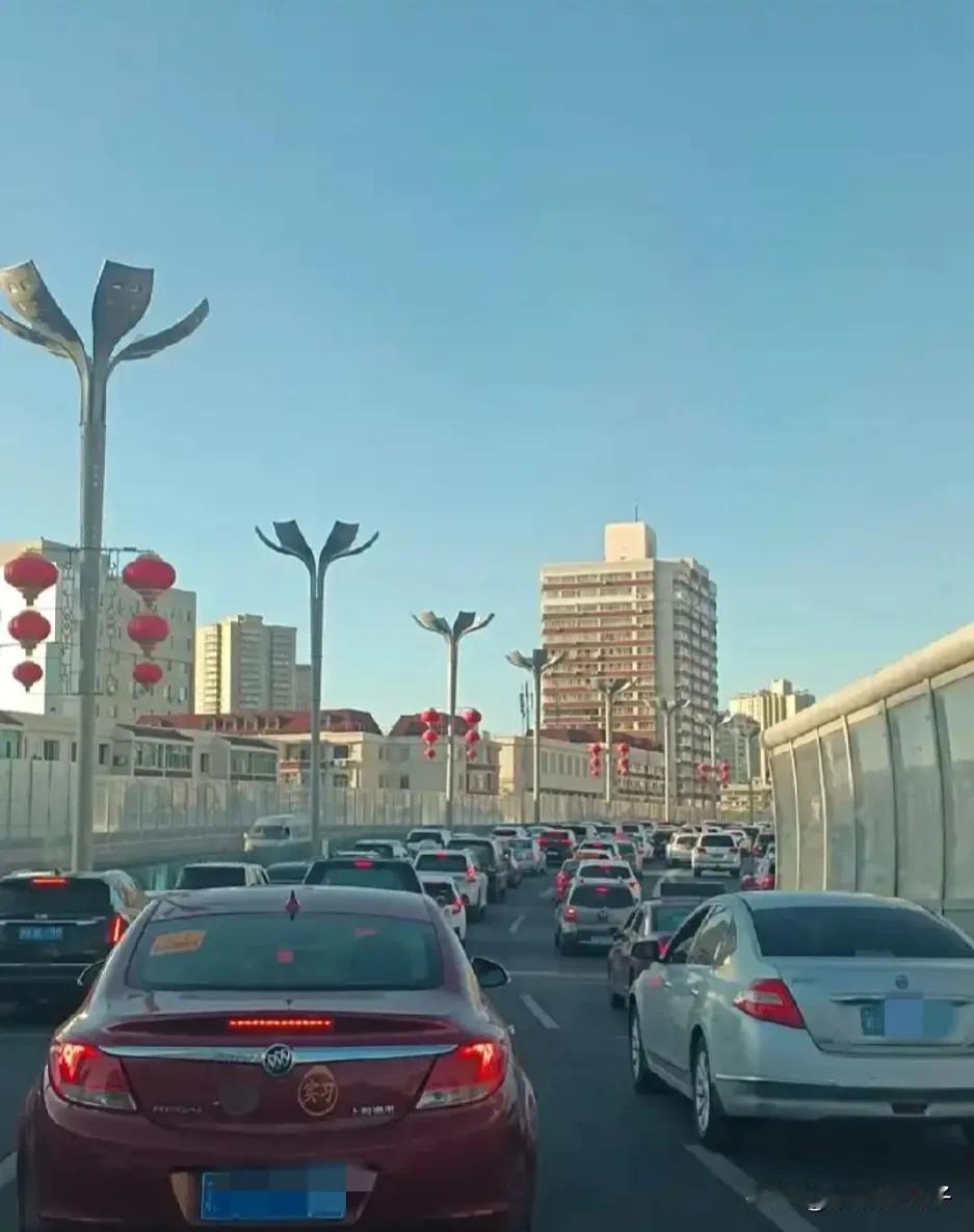 今天是五一小长假的第一天，中午和家人准备去硫磺沟露营游玩，没想到就这50公里的路