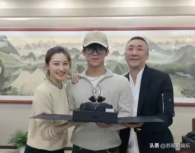 章子怡哥嫂为子庆生，黑天鹅蛋糕很气派，星星和表妹醒醒长得好像 